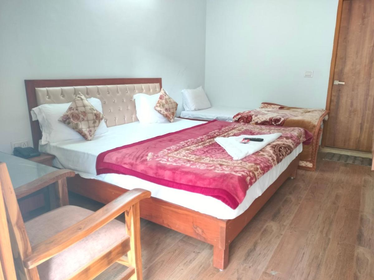 Hotel Studioz Sahastradhara Dehradun Esterno foto