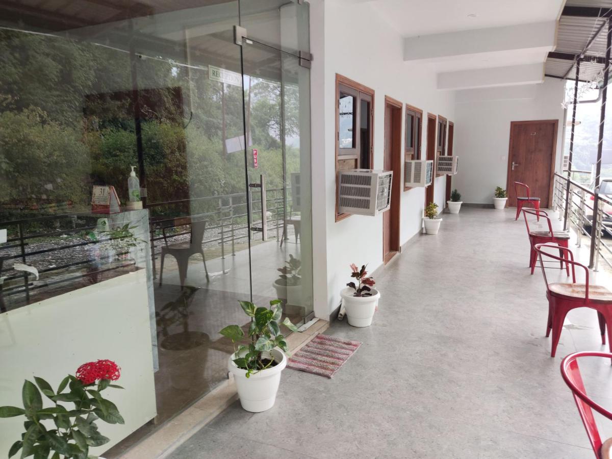 Hotel Studioz Sahastradhara Dehradun Esterno foto