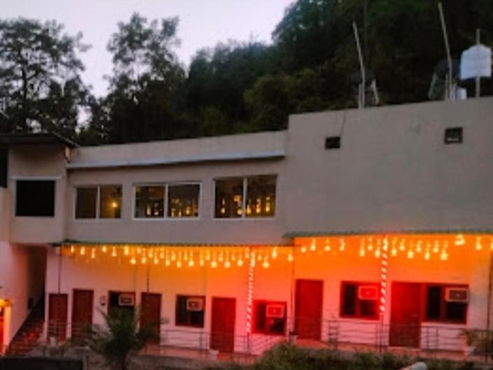 Hotel Studioz Sahastradhara Dehradun Esterno foto