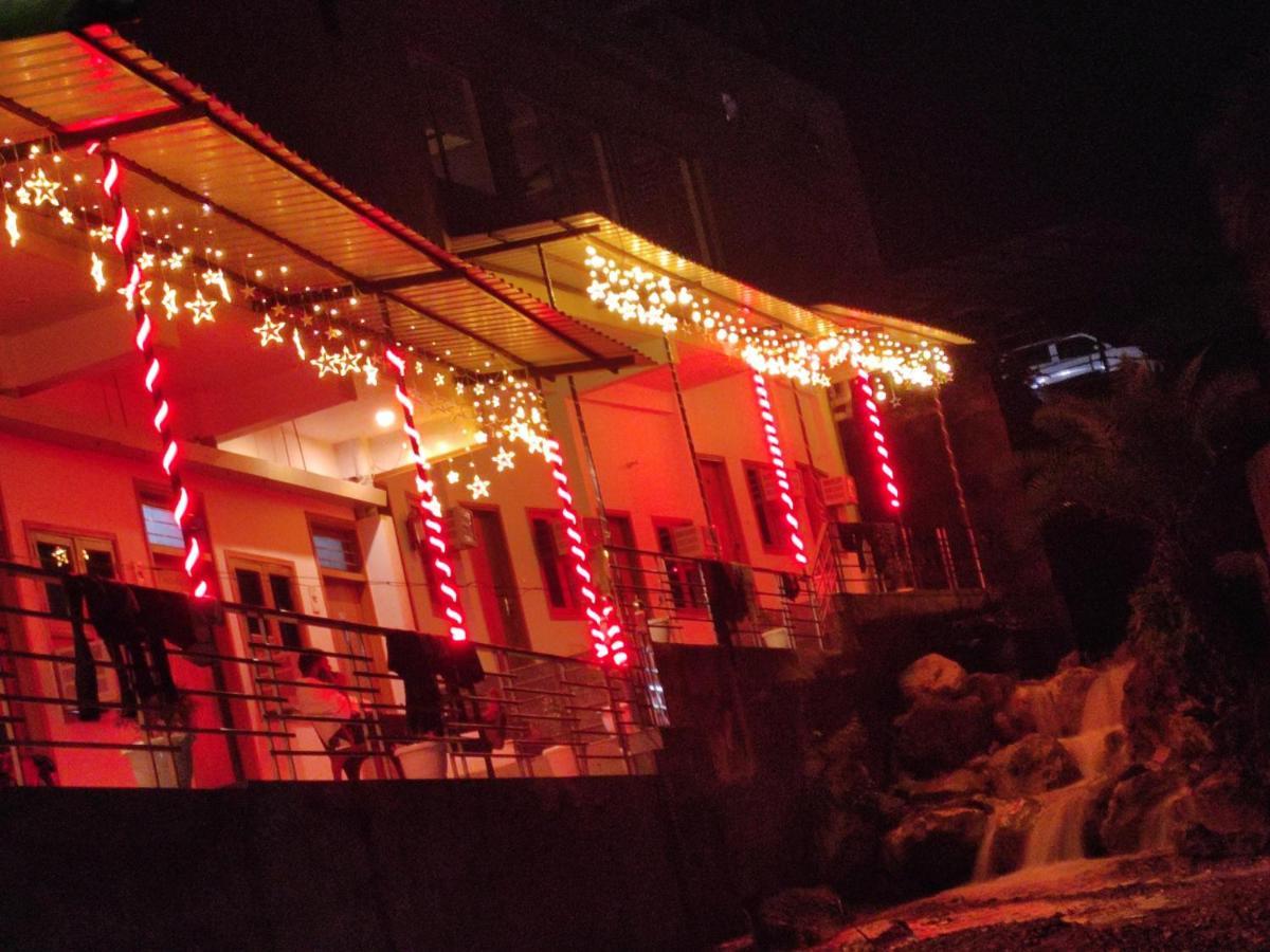 Hotel Studioz Sahastradhara Dehradun Esterno foto