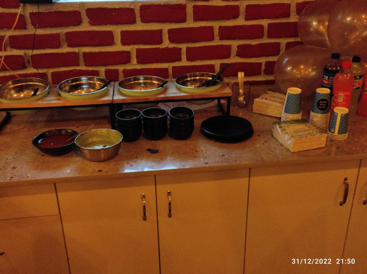 Hotel Studioz Sahastradhara Dehradun Esterno foto