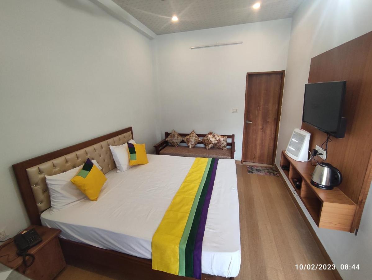 Hotel Studioz Sahastradhara Dehradun Esterno foto