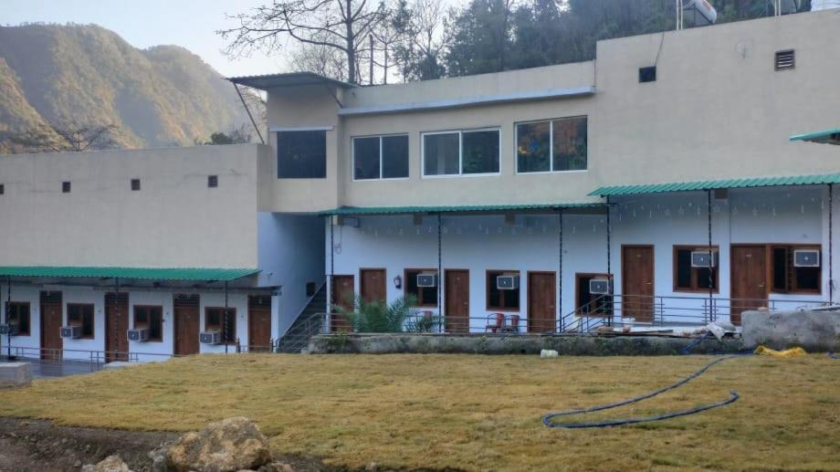 Hotel Studioz Sahastradhara Dehradun Esterno foto