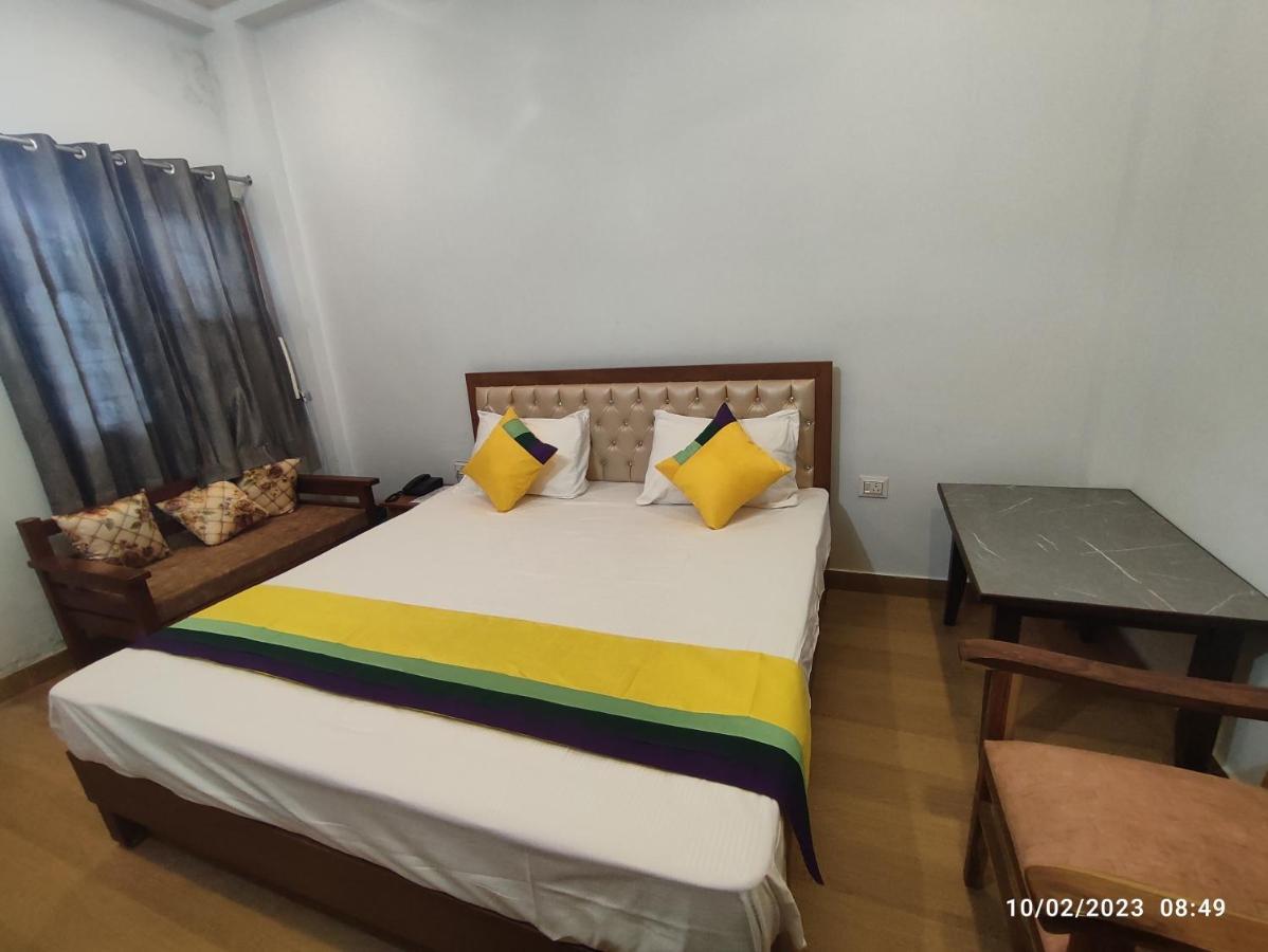Hotel Studioz Sahastradhara Dehradun Esterno foto