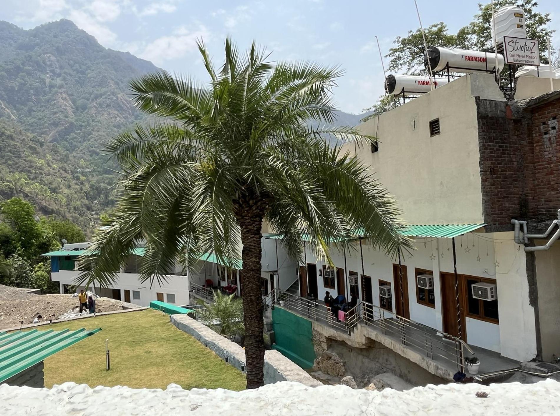Hotel Studioz Sahastradhara Dehradun Esterno foto