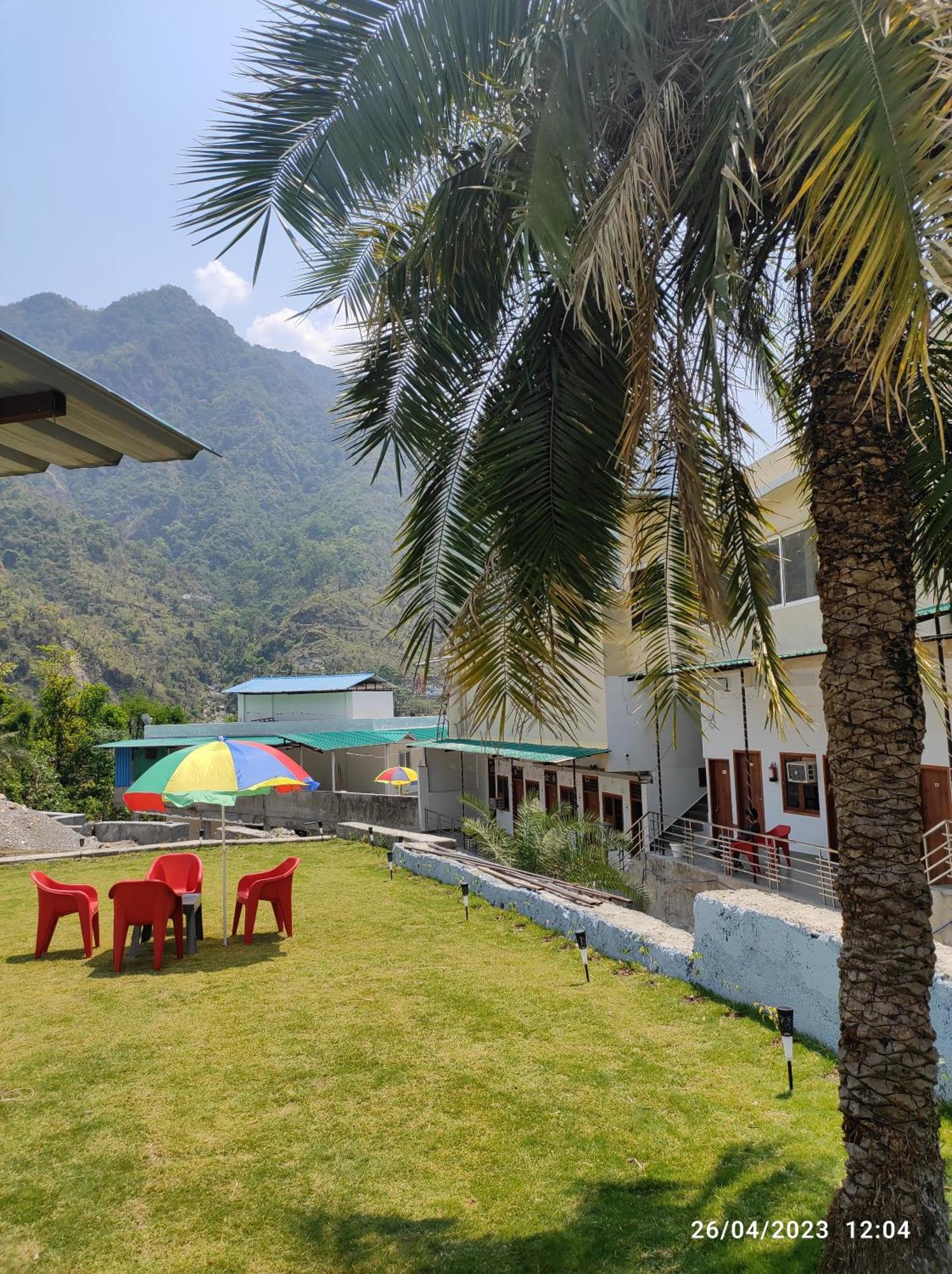 Hotel Studioz Sahastradhara Dehradun Esterno foto